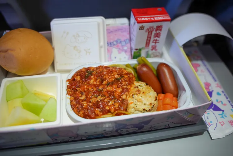 孩童餐主餐是肉醬義大利麵搭配蔬菜、肉丸及小香腸。田欣雲攝影