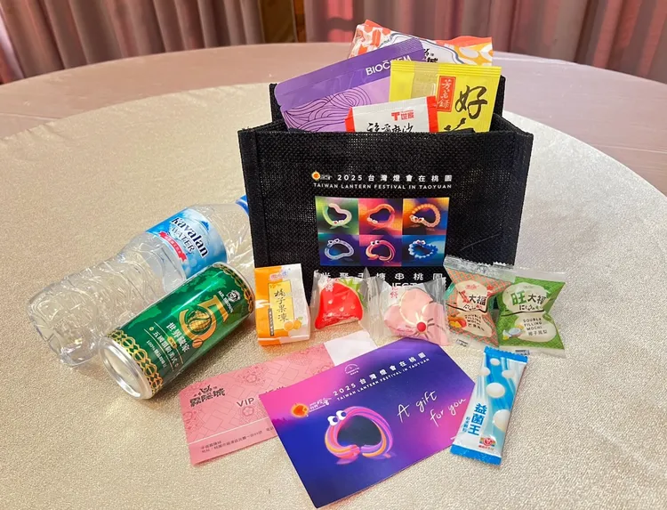 每房附贈「桃園好棧台灣燈會限量小禮袋」，由台灣燈會限量托特袋為外袋，內含桃園市內各觀光工廠相關產品。業者提供