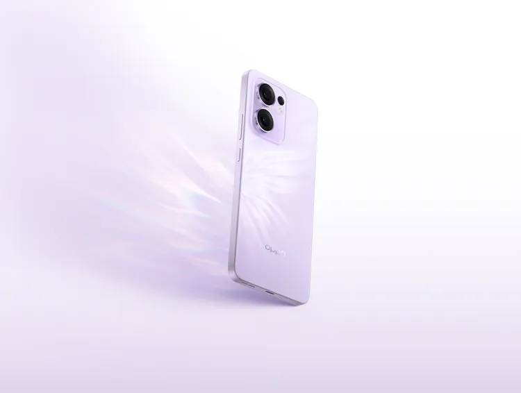 Reno 13 F有薄霧紫與石墨灰2種顏色，薄霧紫延續Reno13系列前衛的蝶影設計。OPPO提供