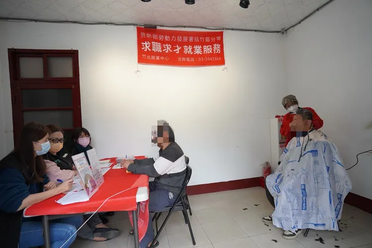 舉辦義剪及就業諮詢。新竹縣府提供