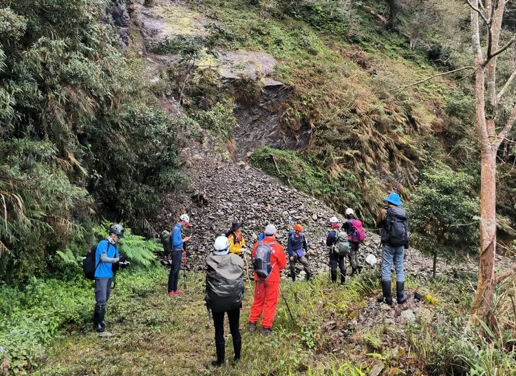 搜救人員在屏東山區找到陳男遺體。翻攝照片