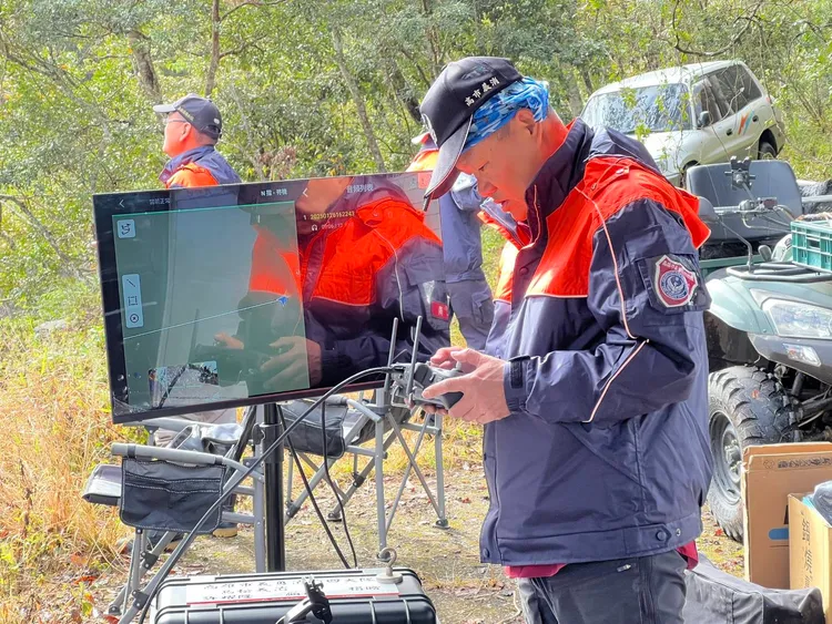 搜救人員接獲報案後上山搜救。翻攝照片