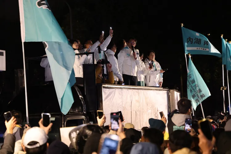 民眾黨代理主席黃國昌跳上發財車發表談話。記者 李俊毅攝