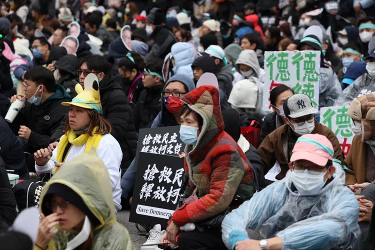 上萬名民眾黨支持者11日集結北市自由廣場，有不少人手持「搶救民眾黨，釋放柯文哲」標語手板。記者 李俊毅攝