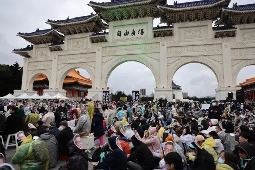 圖輯|111釘孤支遊行聲勢大 15萬小草怒吼要求「釋放柯文哲」