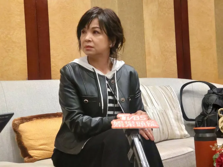 楊貴媚細細聽大愛糾紛原委。王思穎攝