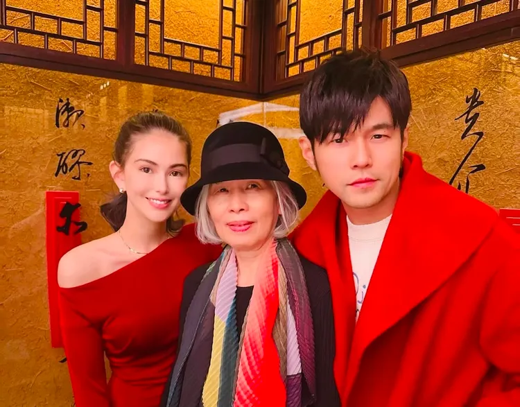 周杰倫跟昆凌與葉惠美開心合照。翻攝周杰倫IG