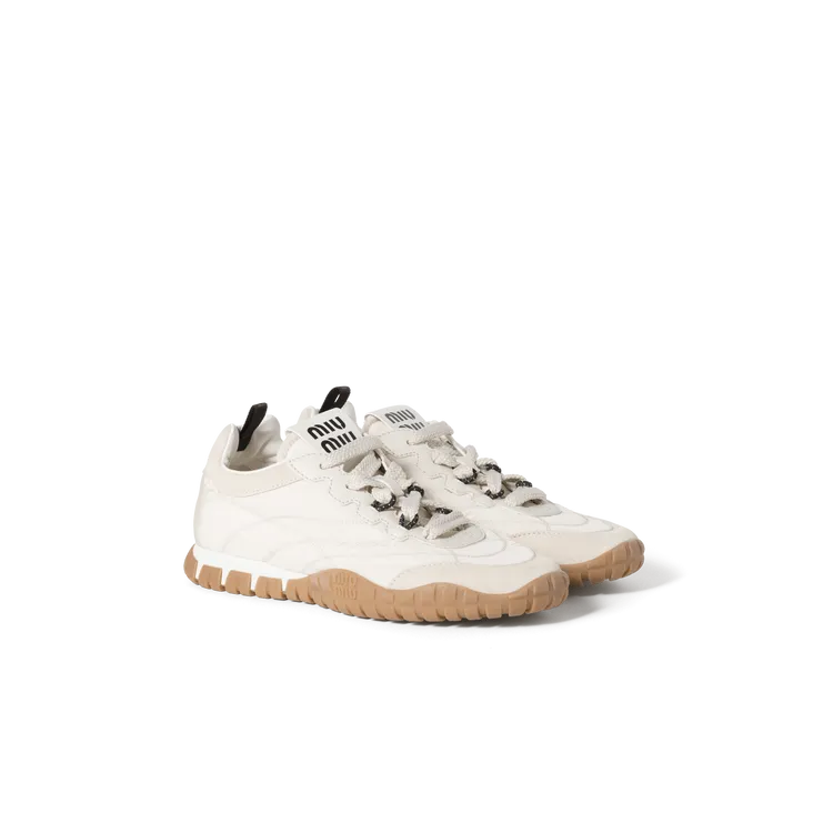 Miu Miu Tyre機能性面料與麂皮運動鞋，3萬7500元。品牌提供