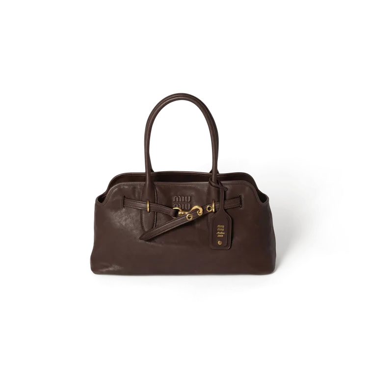 Miu Miu Aventure納帕皮革肩背包，13萬5000元。品牌提供