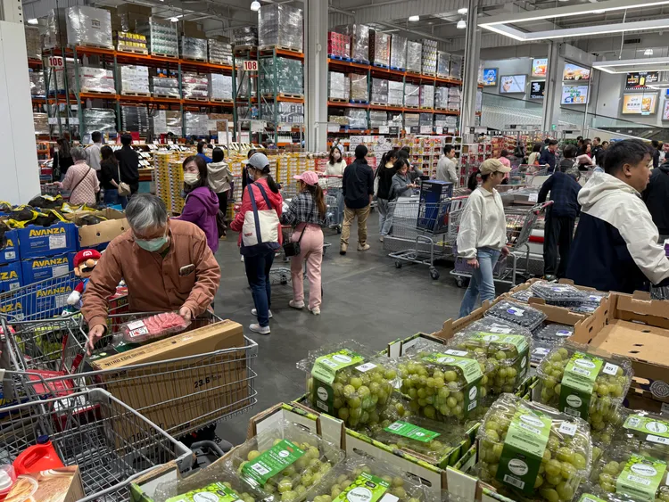 非會員可持購物儲值卡消費，但必須多收5％的服務費。王宇德攝