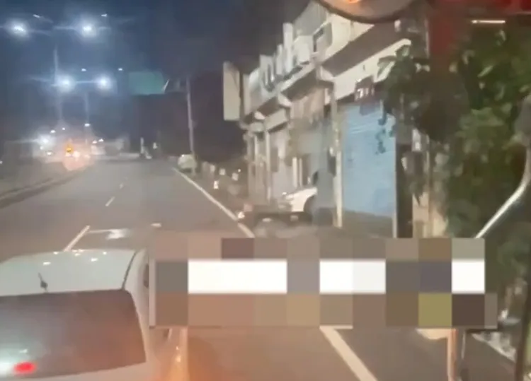 吳男開車把林男住宅鐵捲門˙撞壞，自己轎車也受損。取自「社會事新聞影音」