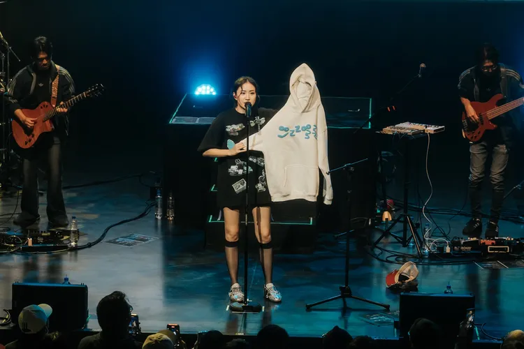 9m88現場帶貨推銷周邊商品。圖／KKLIVE X 爵士寶貝提供