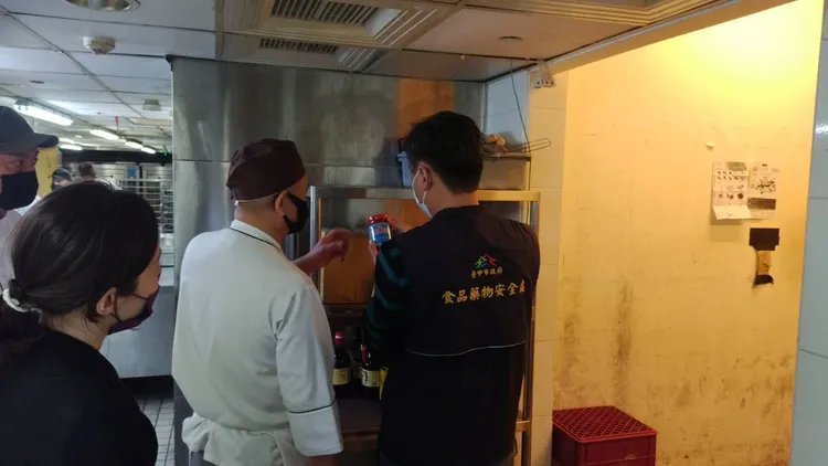 市府不排除責令林酒店供膳製備場所暫停作業，經食安處複查改善後始得恢復作業。市府提供