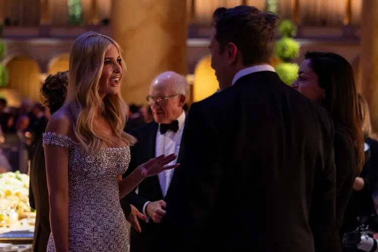 伊凡卡在周日晚宴上與馬斯克等人交談。路透