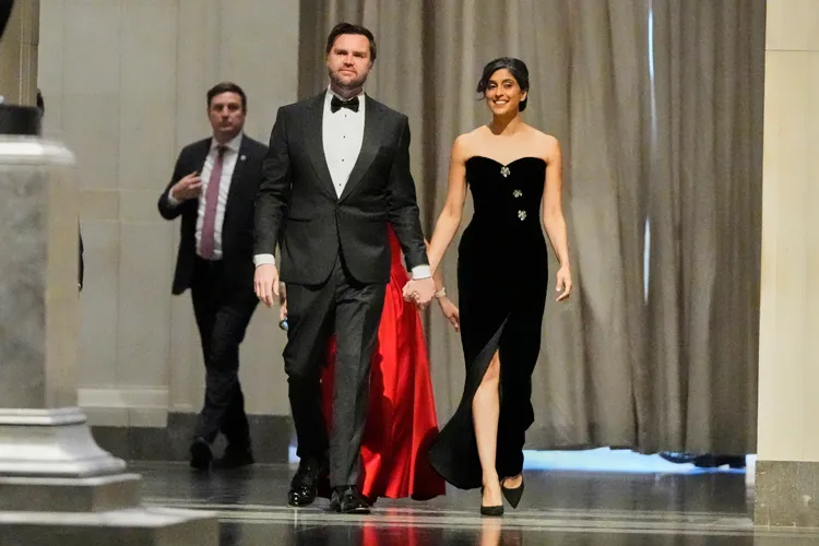 第二夫人烏莎（右）也穿著Oscar de la Renta訂製禮服。美聯社