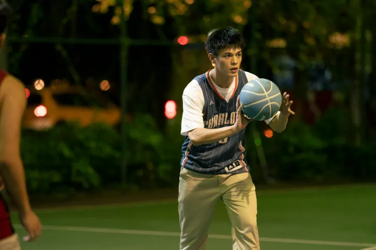 邱以太在《夜校女生》飾演資優生，上演青春曖昧戀曲。興揚電影提供