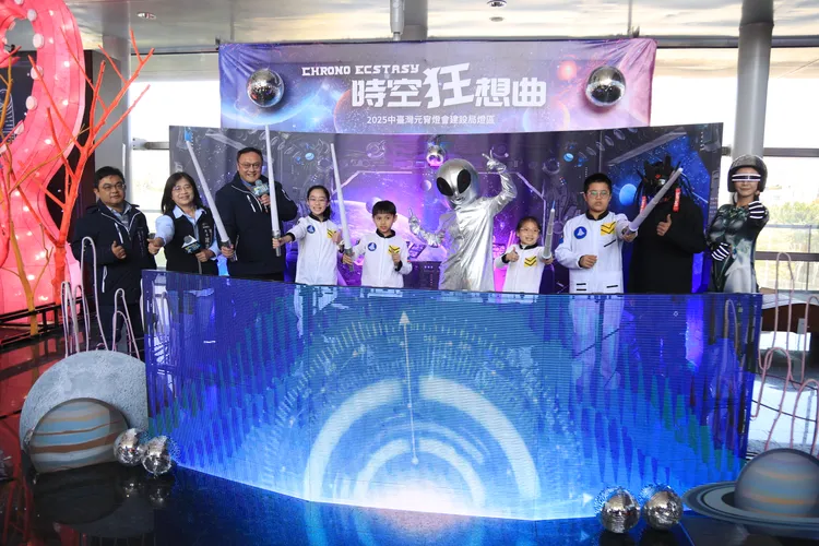 建設局打造「時空狂想曲」燈區。市府提供