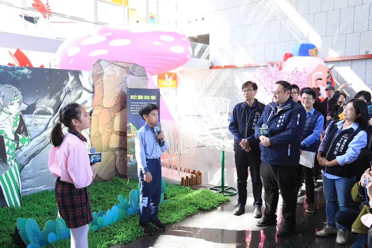 教育局「蛇畫故事」燈區。市府提供