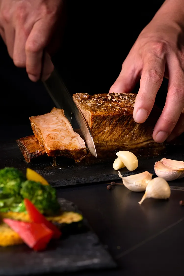 首度對外公開台塑招待所40年傳奇名菜「台塑正宗帶骨牛小排」絕對獨家！饕客必嚐、極製珍稀，一頭牛僅能做6客。業者提供