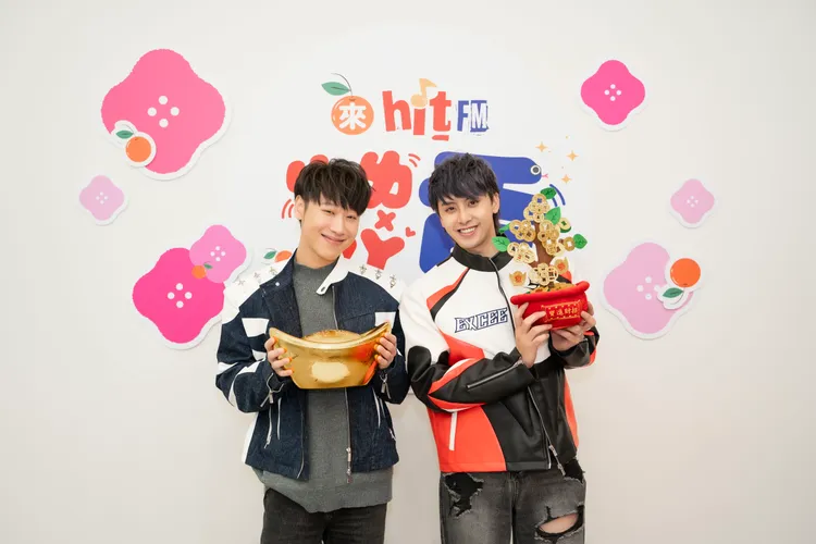 賴晏駒（左）、田亞霍合體拜年。圖／Hit Fm提供提供