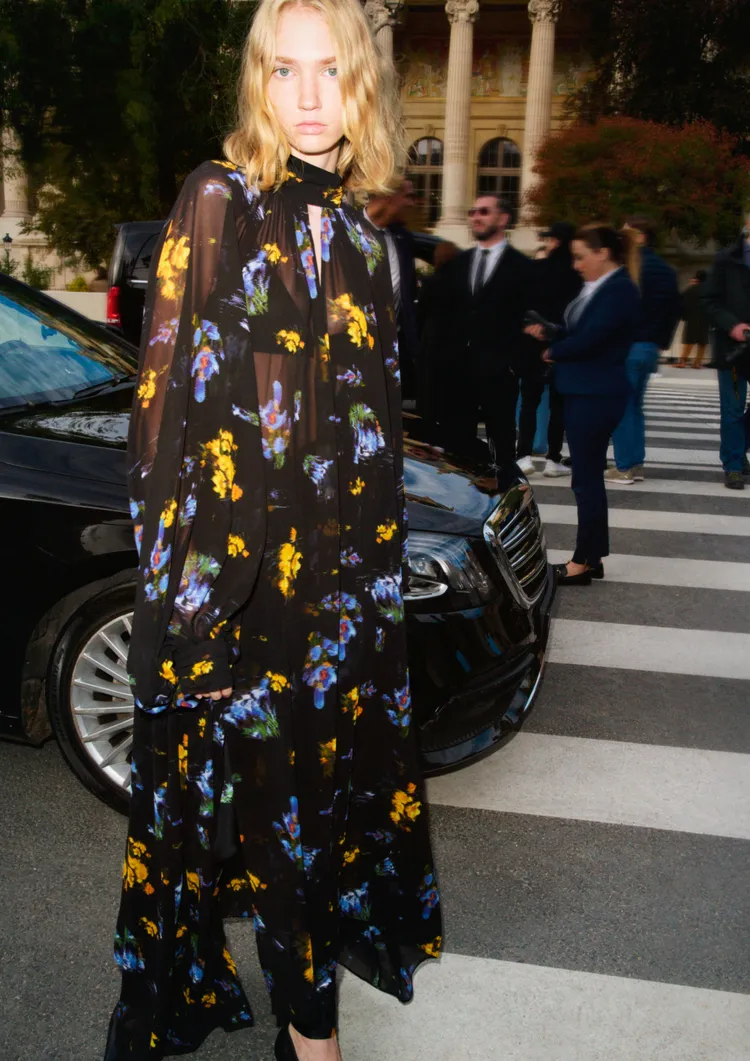 透膚洋裝以黃紫交織的番紅花圖案呼應春日生機盎然。品牌提供