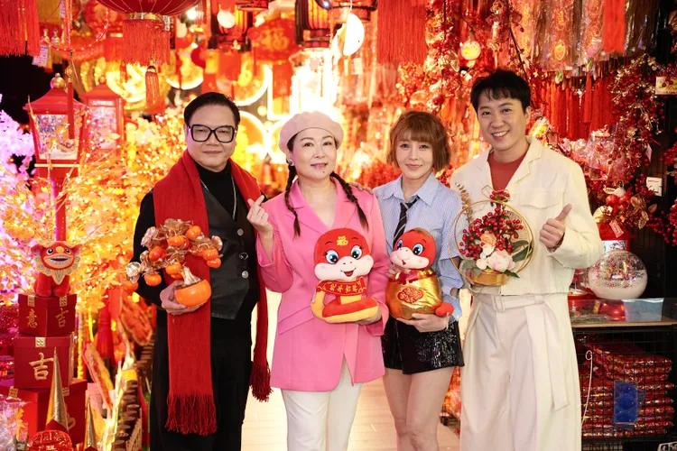 張秀卿領軍「豪記唱片」同門歌手蕭玉芬、七郎與沈建豪逛春聯大街拜早年。彭欣偉攝