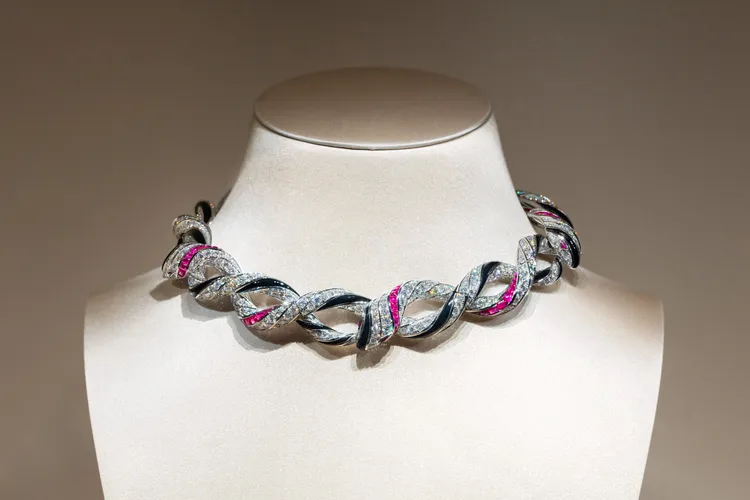 Serpenti Infinito頂級彩寶與鑽石頸鍊。品牌提供