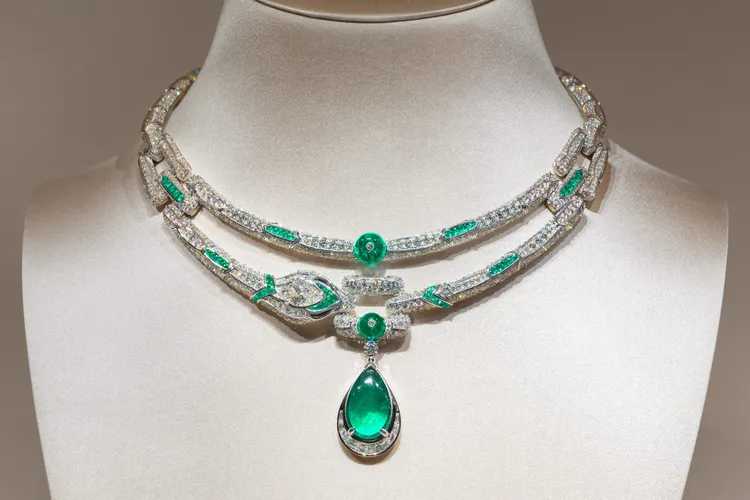 Serpenti Emerald Nimbus頂級祖母綠與鑽石項鍊。品牌提供