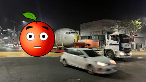 夜路走多!竟驚見「飛機上路」 網笑翻:沒翅膀是火車