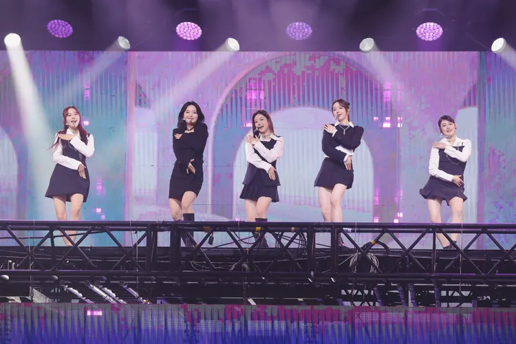 韓人氣女團FIFTY FIFTY登文總除夕節目《WE ARE 我們的除夕夜》。文總提供