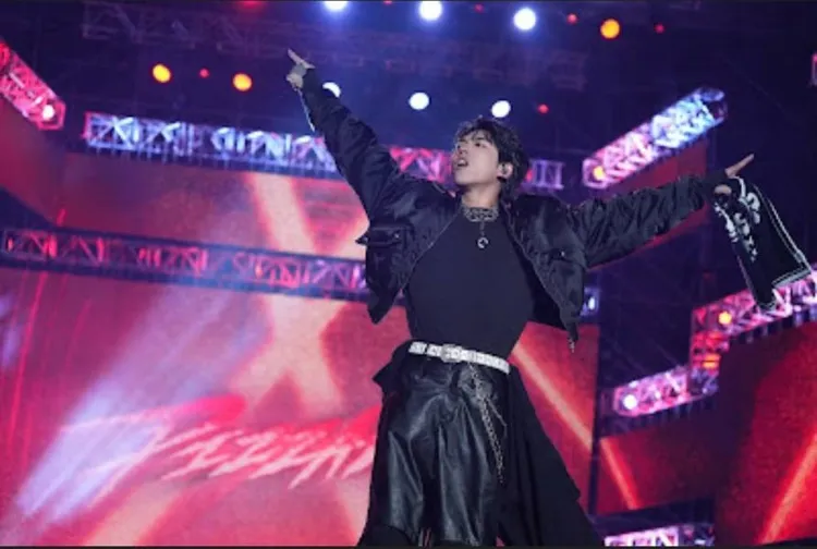 PIZZALI突然在台上「找媽媽」。三立提供