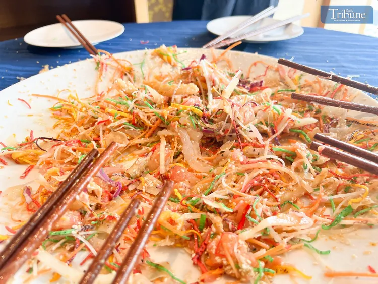 食用時要用筷子拋高食材並說吉祥話，過程充滿樂趣。翻攝X@tribunephl