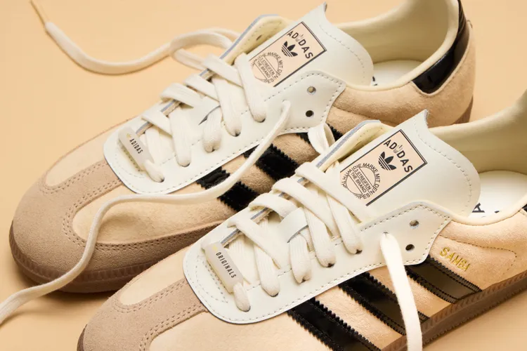 鞋身採用奶茶色麂皮皮革，鞋側招牌三條線則以黑色亮面皮革象徵珍珠。品牌提供