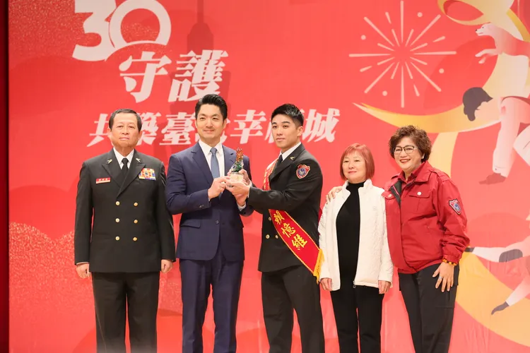 蔣萬安進行頒獎。消防局提供