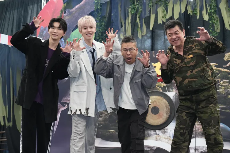 網紅「黃氏兄弟」（左起）、沈玉琳和經紀人孫德榮等今天出席活動。彭欣偉攝