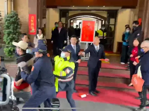 韓國瑜發春聯遇鬧場!黑粉「露紅內褲」遭警方驅離