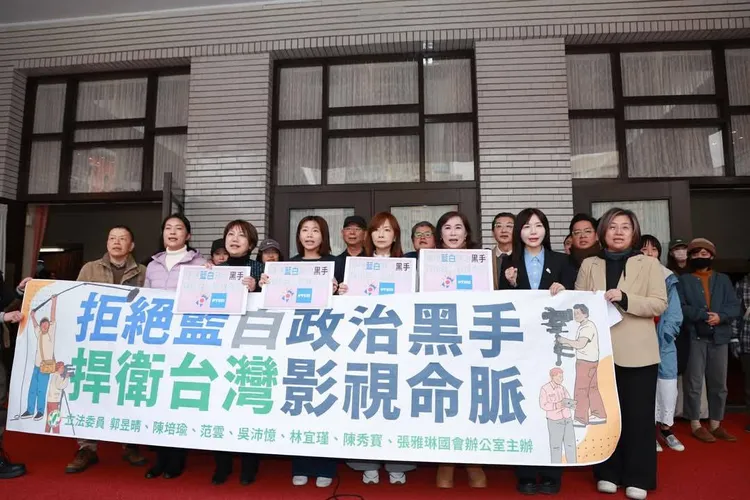 郭昱晴（中）帶領多位影視工作者到立院抗議，左一為名導王小棣。翻攝自郭昱晴臉書