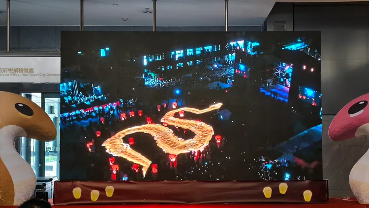 記者會現場預告首次結合天燈施放與光雕秀的「好運蛇進來」天燈蛇影，精彩光雕表演將於2月8日(六)平溪國中震撼登場。觀光局提供