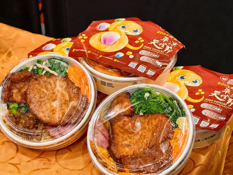 「天燈節限定版鐵路便當X鬍鬚張便當」將於「2025新北市平溪天燈節」活動期間限量販售。觀光局提供