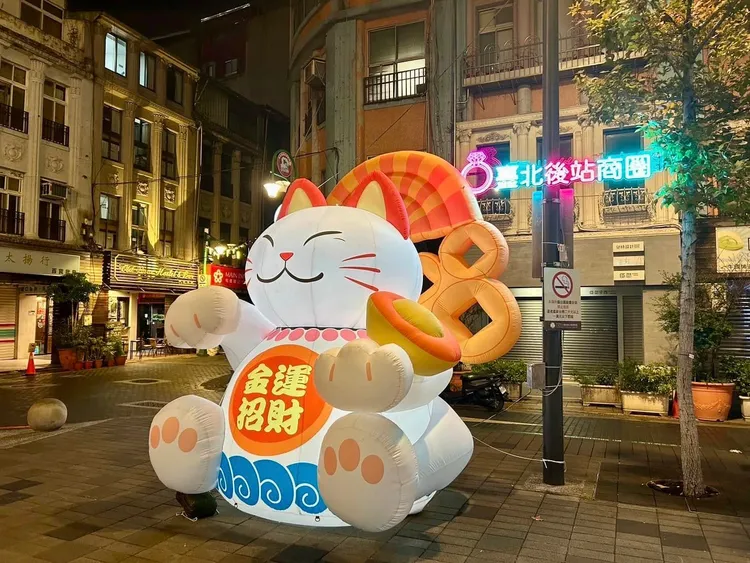 太原廣場「金運招財貓」裝置。 翻攝自北市商業處臉書
