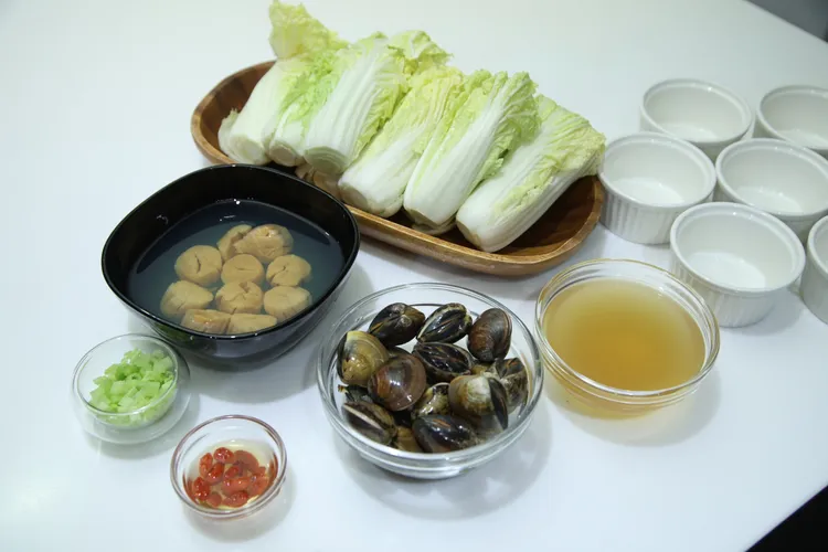 健康的年菜──「圓滿如意」，食材包括蛤蜊、干貝、娃娃菜、芹菜、枸杞，干貝象徵闔家「圓圓滿滿」，娃娃菜又名「如意」，讓人吃了「事事如意」，翠綠的青菜如同故宮典藏的國寶「翠玉白菜」高貴。彭欣偉攝