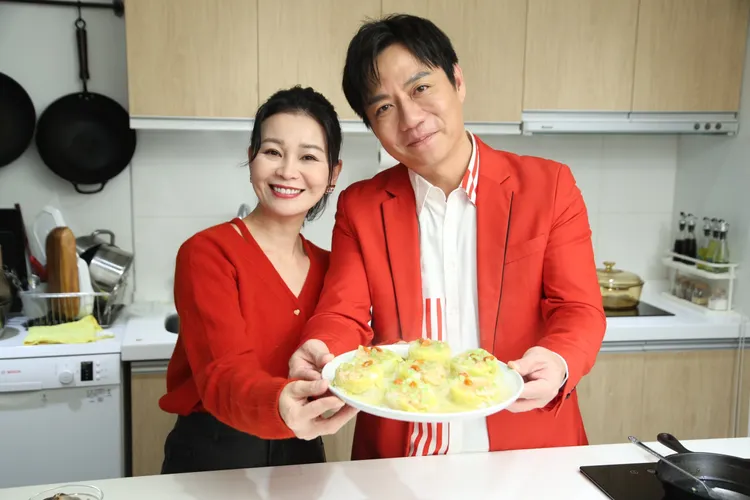 陳隨意、謝宜君夫婦秀出年菜成品。彭欣偉攝