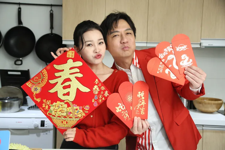 陳隨意、謝宜君夫婦喜迎蛇年。彭欣偉攝