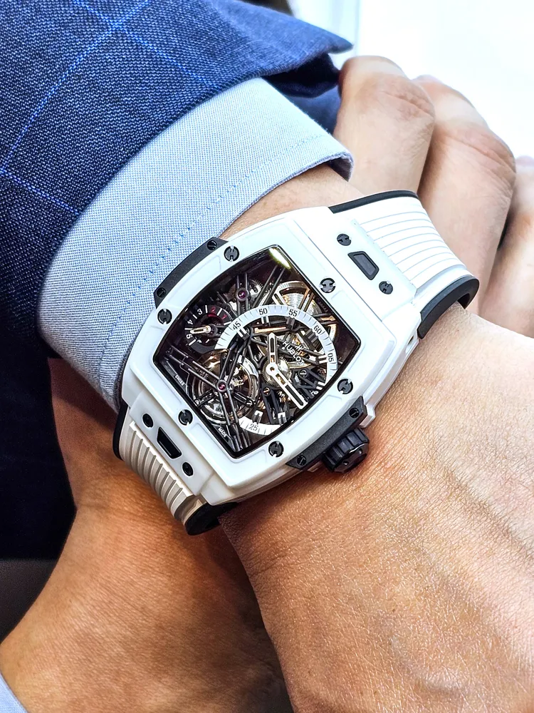 HUBLOT Spirit of Big Bang 極地白陶瓷陀飛輪五日鍊腕錶上手照。品牌提供