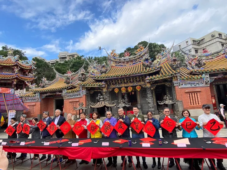 泰山區長鄭淑敏及貴賓們共同隆重開筆，為揮毫活動揭開序幕。公所提供