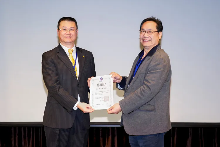 政大不動產研究中心主任楊松齡教授(右)致贈感謝函予永慶房產集團業務總經理(左)，分享寶貴房地產知識和洞見給眾多民眾。永慶房產集團提供