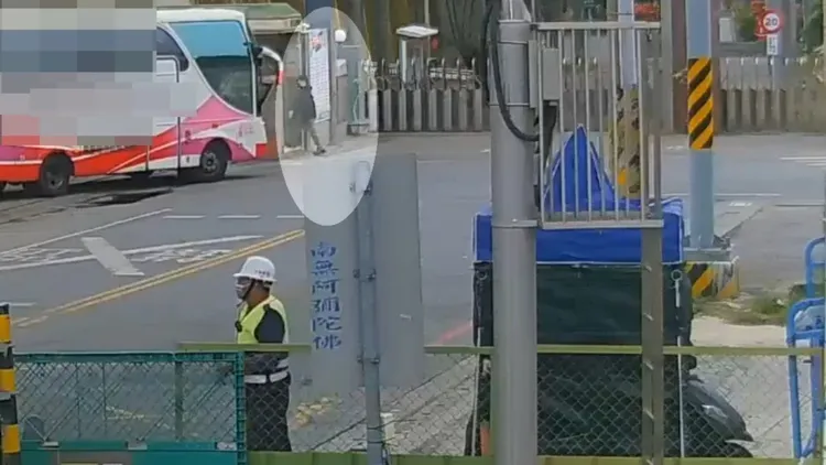 馬籍男子在提款機前四下張望，形跡可疑，遭到員警發現。民眾提供