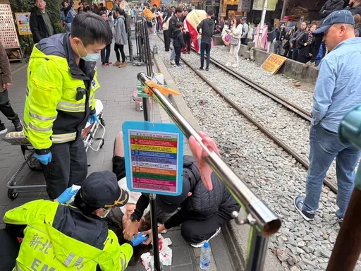 菲籍女遊平溪...鐵軌旁「張開雙臂」遭列車撞噴 驚悚瞬間曝光