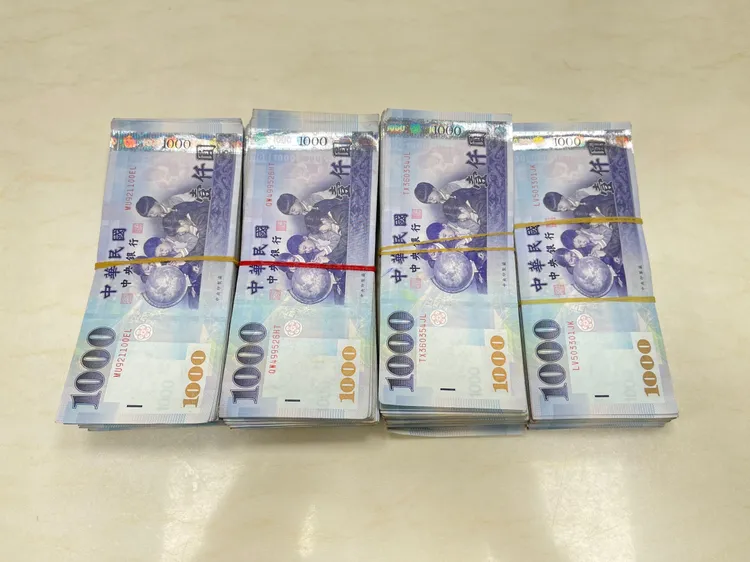 張女販毒所得38萬元現金。民眾提供