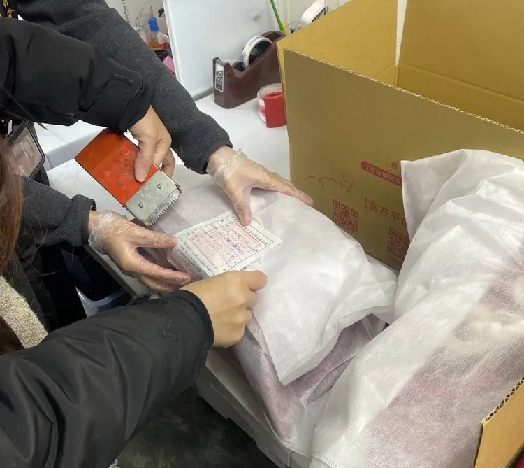 執行人員現場查封。桃園分署提供